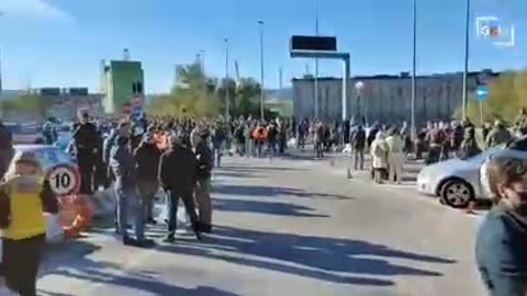 Gesti di fratellanza al porto di Trieste. Non sarà la divisa o la politica a dividere gli individui