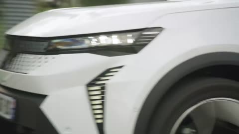 Renault Scenic E-Tech electric in Iconic White Driving Video