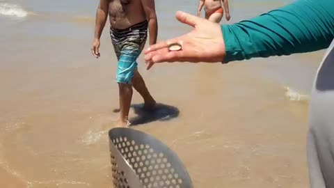 Caça ao tesouro na praia do cabo branco