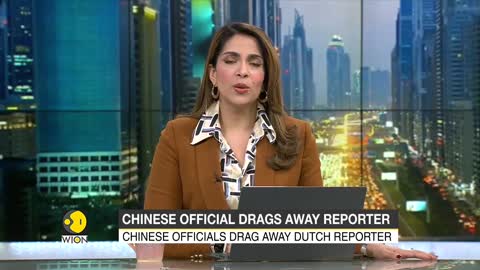 Chinese officials drag away Dutch reporter as Winter Olympics are underway in Beijing | English News