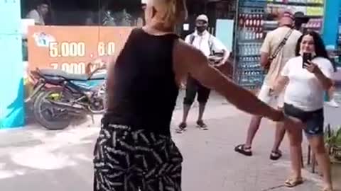 Video: Turista de origen africano baila champeta en el Centro de Cartagena