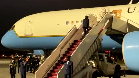 Kamala Harris Refuses To Salute As She Boards Air Force One