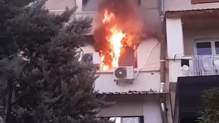 Përfshihet nga flakët apartamenti në Elbasan