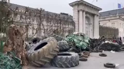 French farmers LITERALLY DUMP garbage outside Government buildings in protest against skyrocketing fuel prices…
