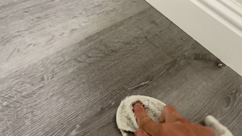 How to clean paint stains on the floor with a towel very easily