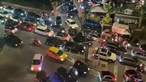 Napoli ore 2 di notte, coprifuoco delle 23 violato in massa. La libertà non va chiesta, va presa.