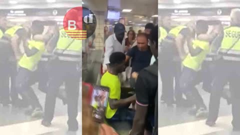 Vigilantes de seguridad agreden a un joven en la estación de la plaza Catalunya