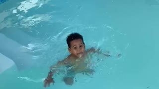 Niño nadando
