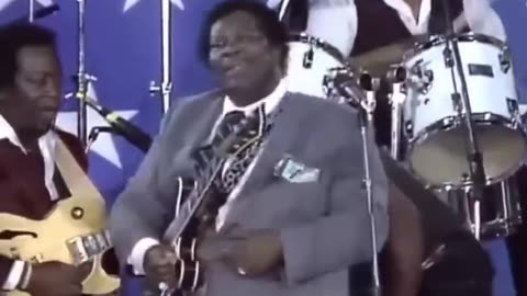 BB King breaks a guitar string mid-song and handle