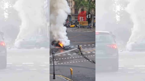 Se incendia un coche en la Gran Vía de Barcelona