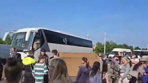 🚨Ballyogan, Dublin🚨 Locals are currently blocking off entrance to bus loads
