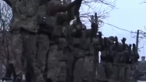 Zálohy nepřišly, vojáci námořní pěchoty Ukrajiny se v Mariupolu houfně vzdávají