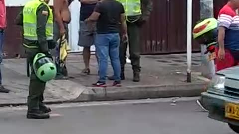 Video: Con un arma blanca clavada en la espalda, terminó un hombre en Bucaramanga