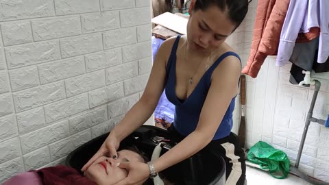 Vietnamese girl shave, wash her hair cheaply