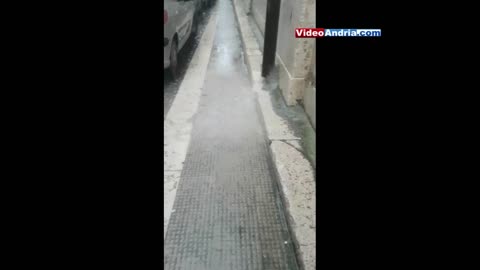 Il maltempo si abbatte su Andria: acquazzone e ombrelli rotti per il forte vento - video: