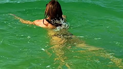 Bikini Girl's Day Out in Crystal Clear Seawater!