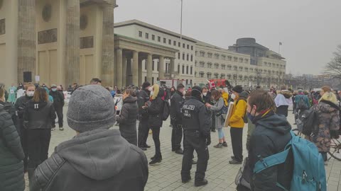 17.03.2022 Kundgebung am Brandenburger Tor in Berlin - Demowoche Demokratischer Widerstand