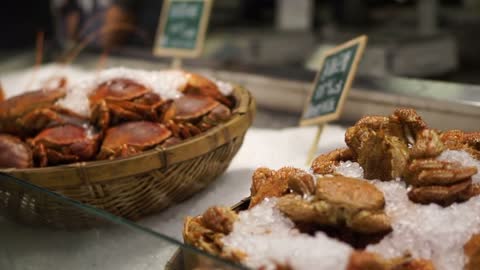 Shanghai Hairy crab and other kind iced for sell in fish market