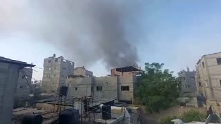 Displaced Gazans run from smoke bombs in Jabalia