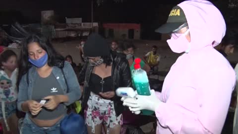 Unos 800 venezolanos atrapados en frontera con Colombia