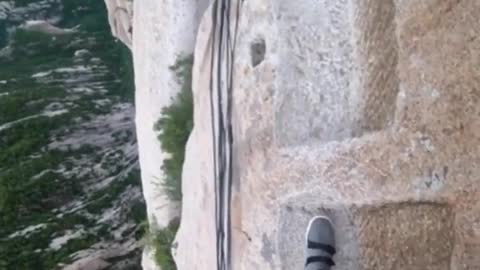 The most dangerous mountain trail in the world😱 Would you take a chance?👇👇