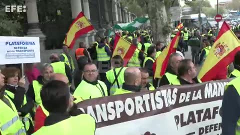 Cientos de transportistas marchan por Madrid para reclamar mejoras laborales