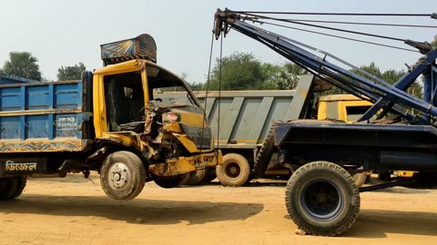 Eichar Medium Truck Carrying By Wrecker