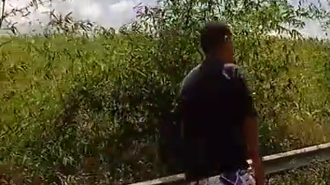 Caminhão tomba e população leva carga de bolachas em Alagoas