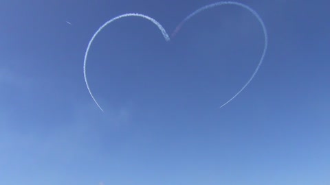 Aeroplanes makes a heart