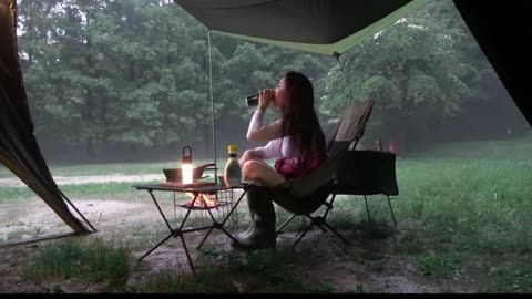 Solo Camping : Surviving a Cold and Rainy Forest Camping Adventure