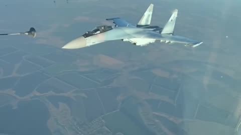 Reabastecimento em voo de caça russo Sukhoi Su-35.