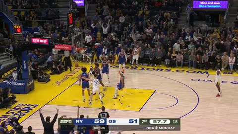 NBA - Stephen Curry caps a 10-0 Warriors' run to cut the deficit!