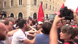 Tensión entre la policía y exbeneficiarios de la renta ciudadana en una protesta en Roma