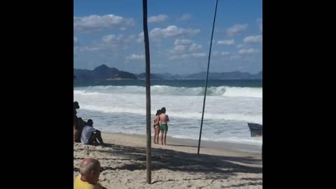 Bastidores Praia de #Copacabana#Mar em #Ressaca no Rio de Janeiro, #Brasil #shorts