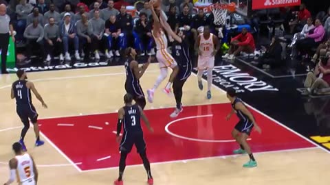 NBA - JALEN JOHNSON DROPS THE HAMMER FOR THE POSTER 🤯🔨 Hawks-Magic