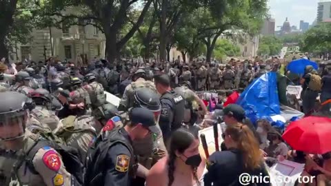 🚨BREAKING: #TEXAS STATE TROOPERS ENCIRCLE UT #AUSTIN ENCAMPMENT