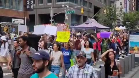 New Yorkers protesting against Vaccine mandates