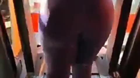 Sexy girl shake her big booty