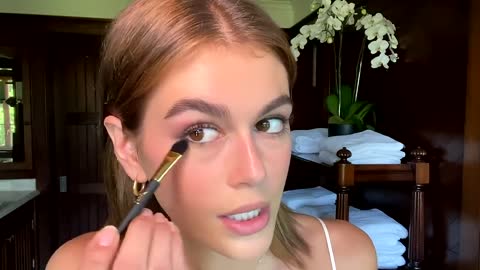 Kaia Gerber’s Guide to Face Sculpting and Sun-Kissed Makeup _ Beauty Secrets _ Vogue (1)