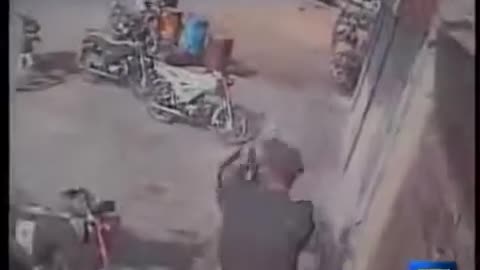 Epic Robbery Fail - Caught in the Act! A Brave Man fail