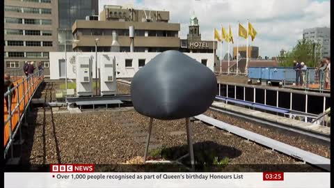 Rotterdam rooftop walkway promotes using extra city space (Netherlands) - BBC News - 3rd June 2022