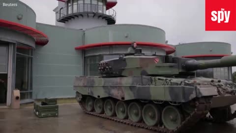 Soldiers Prepare Poland's Leopard 2 Tanks For War