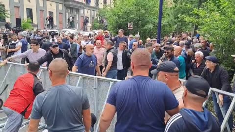 Protesta e opozitës para bashkisë së Tiranë