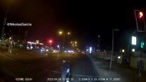 Moto pasa con luz roja y casi atropella a peatón