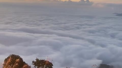 You can enjoy the extraordinary sight unbroken cloud plains that stretch out before you.