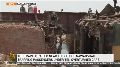 Train details in Pakistan at least 35 people dead and 80 ate injured