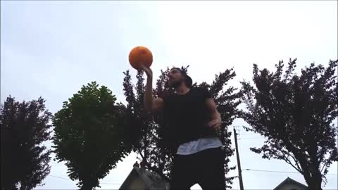 Guy Combines Spinning Basketballs and Breakdancing