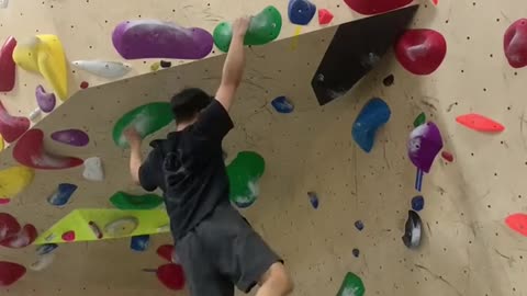 Big hand rock climbing exploration hall, roof line is a little handsome