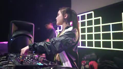 DJ WHAT YOU CAME BREAKBEAT GOLDEN CROWN KENCANG VIRAL DJ AYUDIA PUTRI