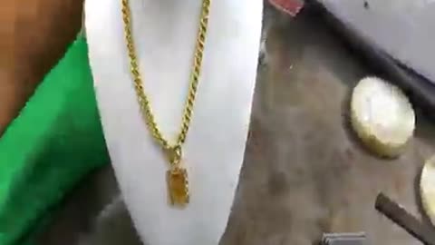 make a beautifu gold necklace